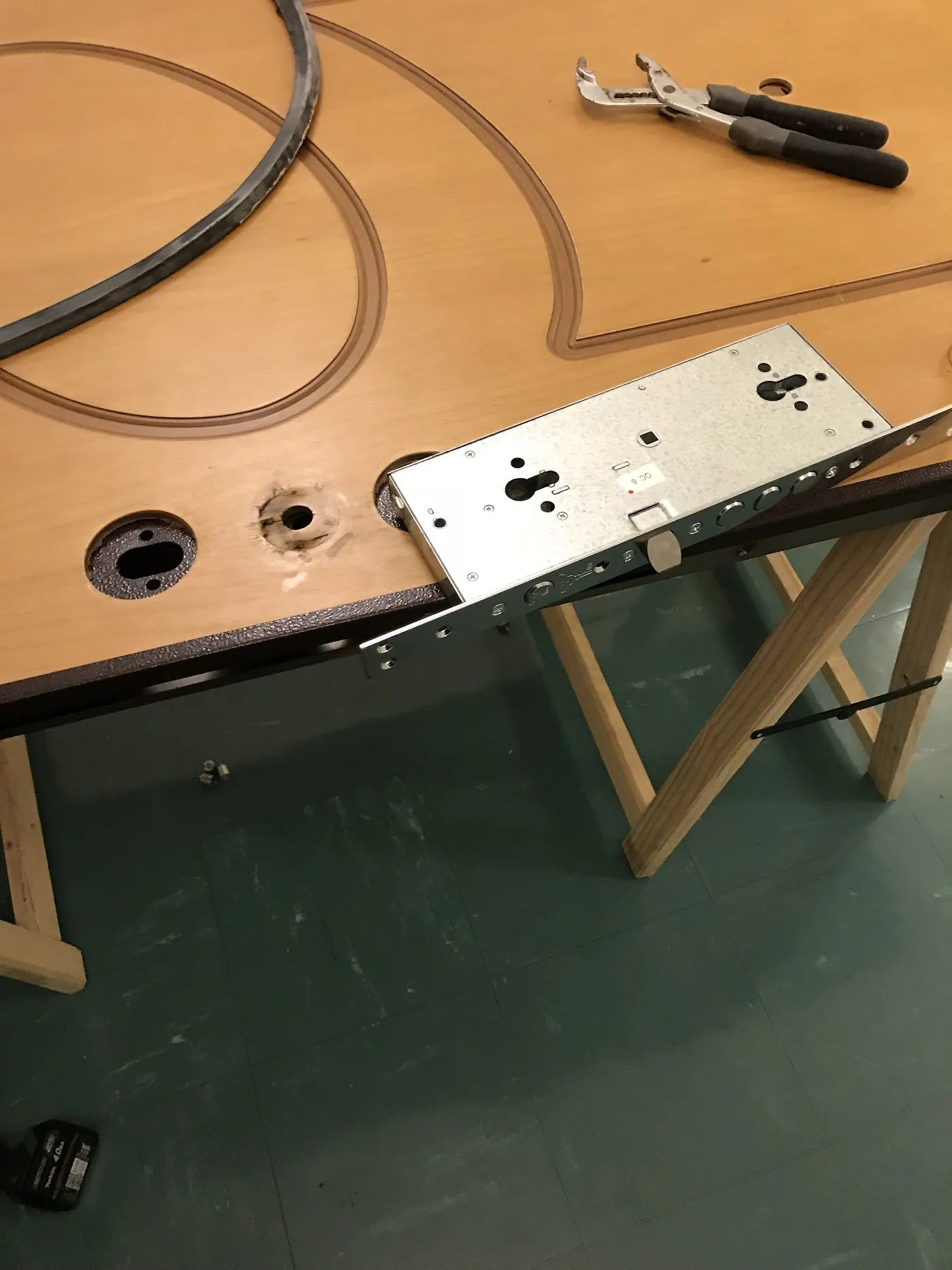 Détail de la pose d'un cylindre de serrure par un professionnel
